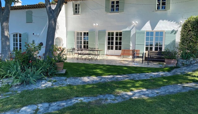 Beautiful 6 bedroom villa in a quiet pool near Aix en Provence exceptional site