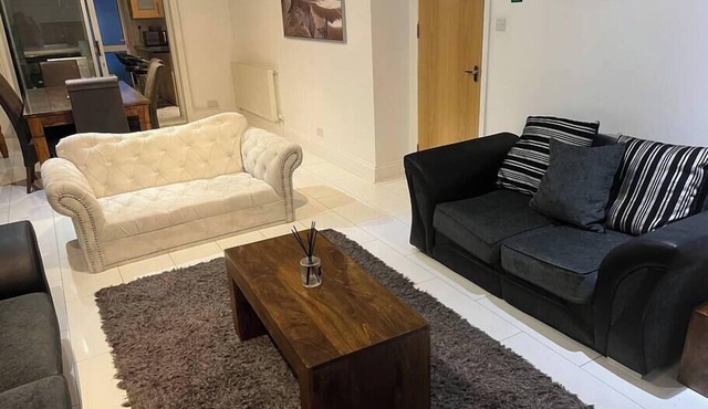 Beautiful 6 Bedroom with spacious Lounge