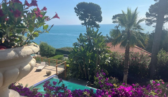 Beautiful 6 Bedrooms Villa on the Cap d'Antibes with panoramic sea views