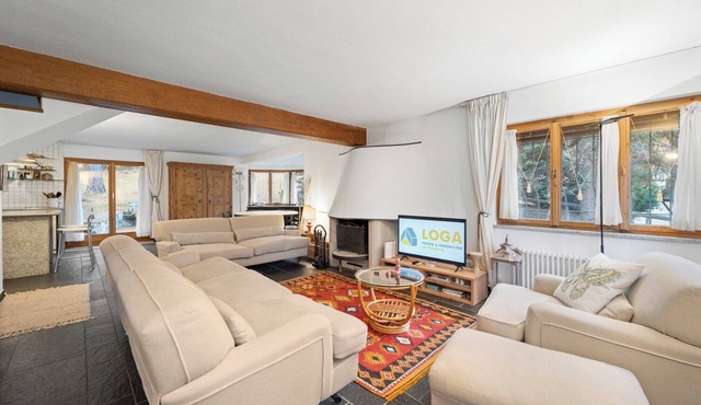 Beautiful 6-room detached house, spacious living room with direct access to the