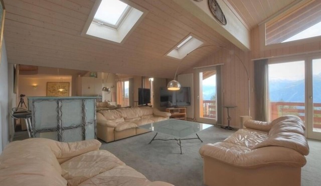 Beautiful 6-room duplex apartment ideally located in the centre of the resort.On the first floor the