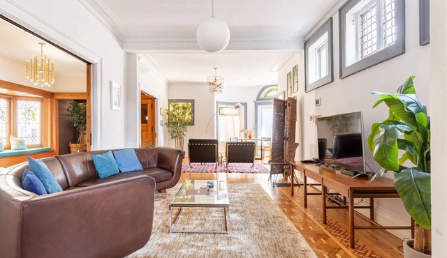 Beautiful 6BR mansion, 4 parking spots, sleeps 21! Walk to Wrigley & the lake!