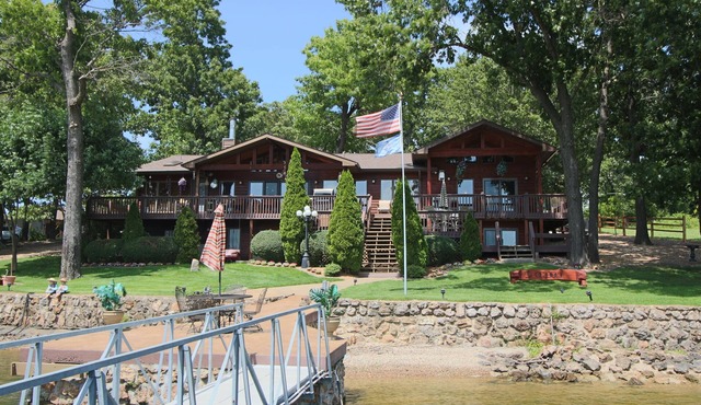 Beautiful 7 Bed, 6 Bath, Huge Dock, Boat Launch @ House, Game Room, Kid Friendly