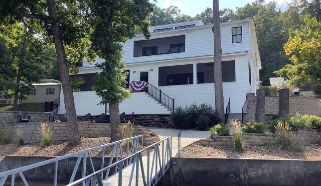 Beautiful 7 Bedroom Lake House With Dock great for Entertaining