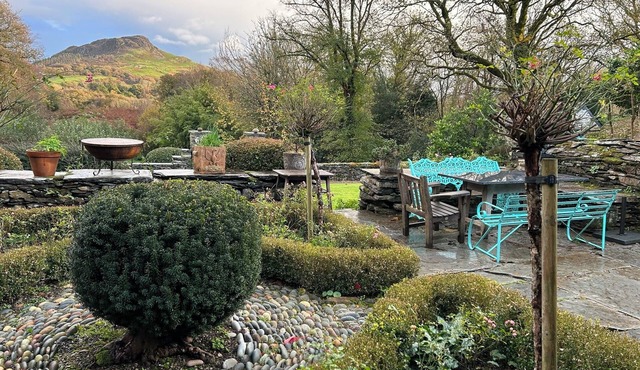 Beautiful 7 Bedroom 14th Century Manor House with large private gardens