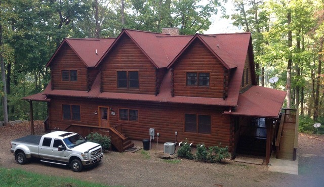 'Beautiful 7 BR 5 Bath Log Home with a game room, Hot Tub, and Starlink internet