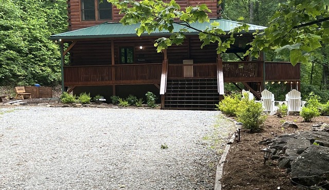 Beautiful 7 Br Log Cabin Located In Smoky Mtns