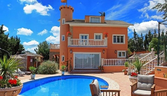 Beautiful 7 Bed Barcelona Castle Villa, Tennis Court, Pool, & BQ House