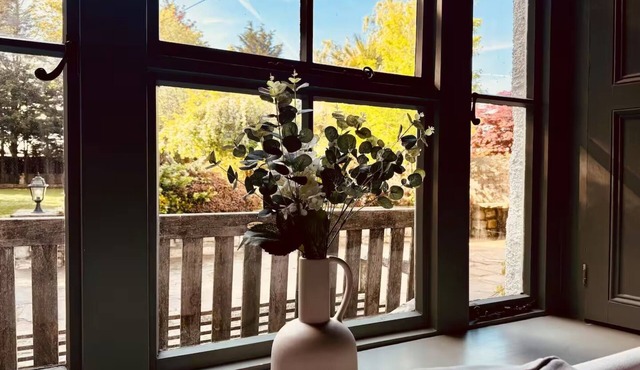 Beautiful 8 Bedroom Farmhouse, Indoor Pool & Separate Entertainment Room.