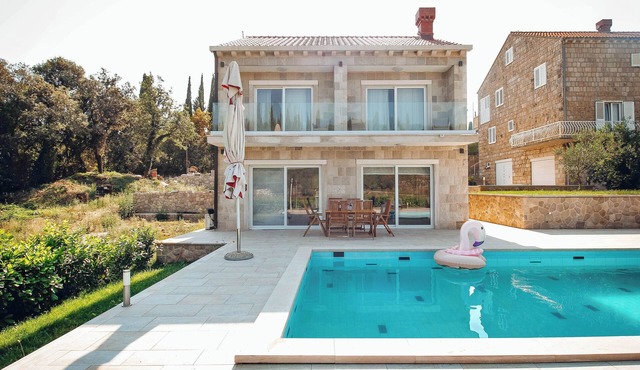 Beautiful 8 bedroom Villa with private swimming pool. Free parking.