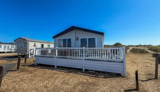Beautiful 8 berth lodge for hire at Kessingland Beach in Suffolk ref 90012TD