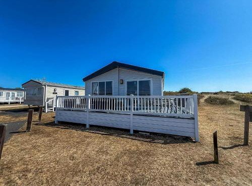 Beautiful 8 Berth Lodge For Hire At Kessingland Beach In Suffolk Ref 90012Td