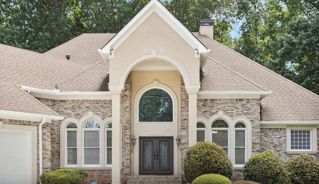 Beautiful 9 bedroom home 20 mins from Airport and Downtown