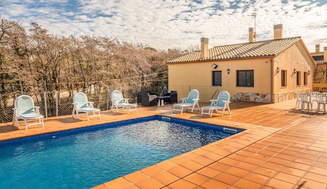 Beautiful and comfortable vacation villa for 10 people on a plot of 1000 m² in Lloret de Mar on the