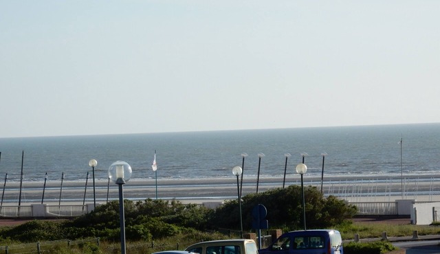 Beautiful apartment with sea view, 50 M from the beach, facing south, classified 3 *.