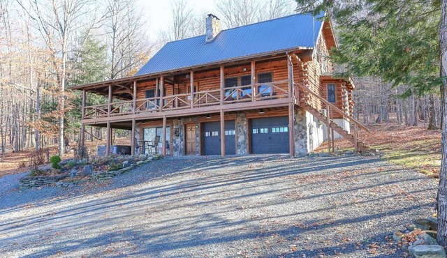 Beautiful Adirondack Log Cabin on Lake Sacandaga with Hot Tub