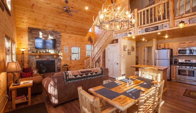 Beautiful ADK Getaway! Trail 4 and Lake Access! Weekly Discount Available