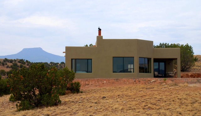 Beautiful Adobe Overlooking Ghost Ranch And Abiquiu Lake