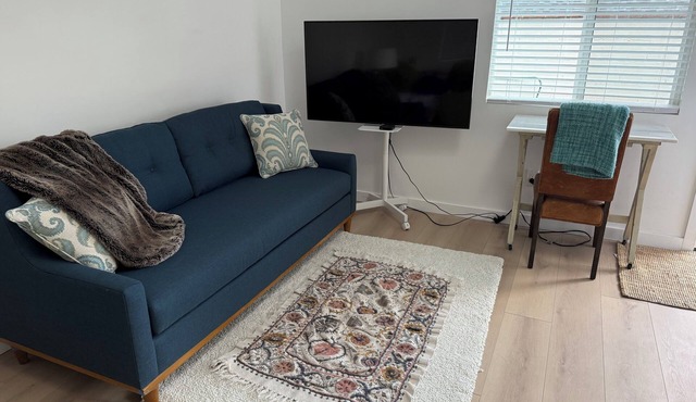 Beautiful ADU with kitchen, washer and dryer. Near cafes, grocery stores and gym