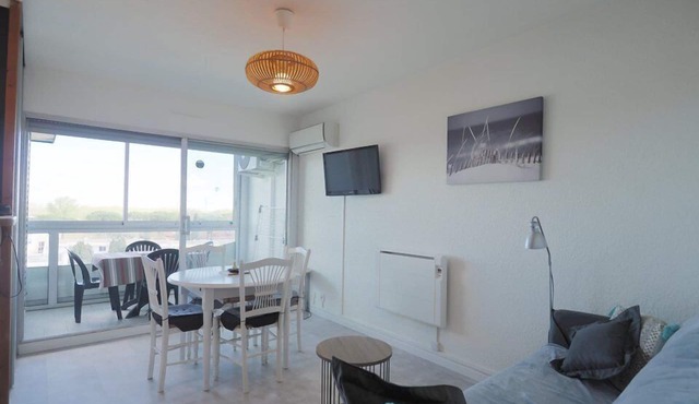 Beautiful air-conditioned apartment in a residence with swimming pool!