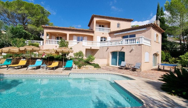 Beautiful air-conditioned villa with large swimming pool on the Valescure golf course