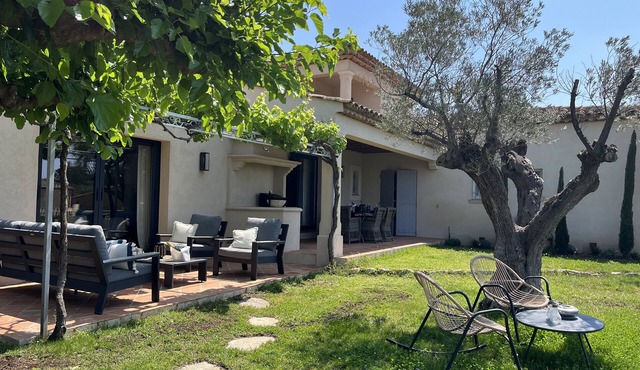 BEAUTIFUL AIR-CONDITIONED VILLA WITH POOL CLOSE TO THE BEACHES AND TOWN CENTER