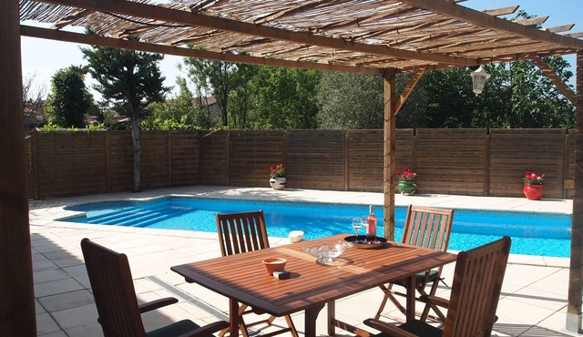 Beautiful air-con villa with private poolnIn the canal-side village of Homps