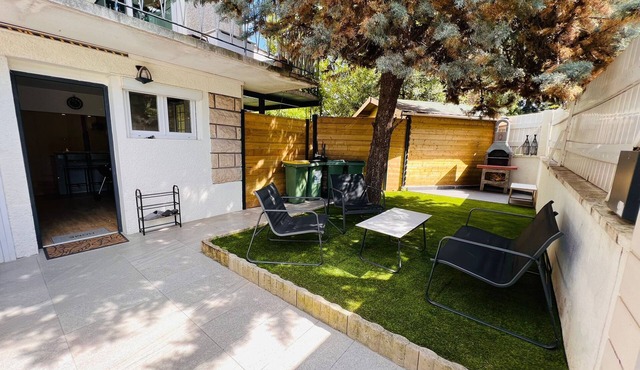 Beautiful, air-conditioned studio with a private entrance and garden.