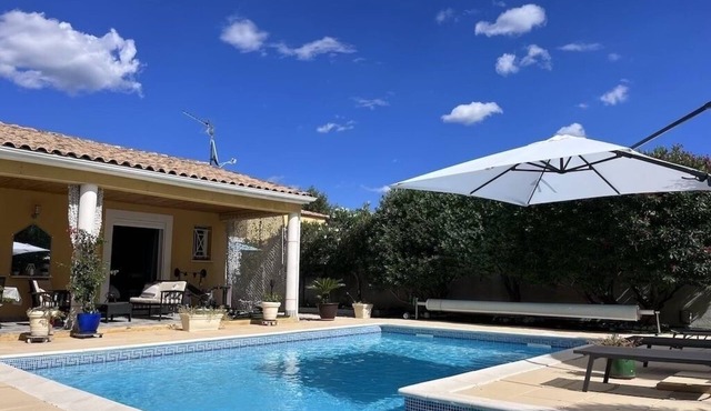 Beautiful air-conditioned single-storey villa with swimming pool, spa and sauna