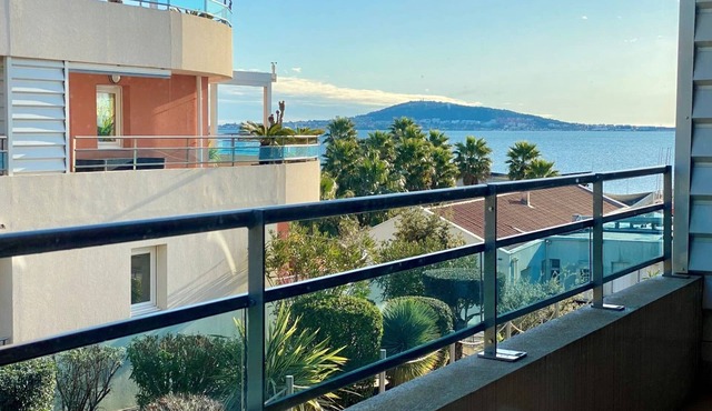 Beautiful Air-Conditioned Apartment in Mèze with Parking