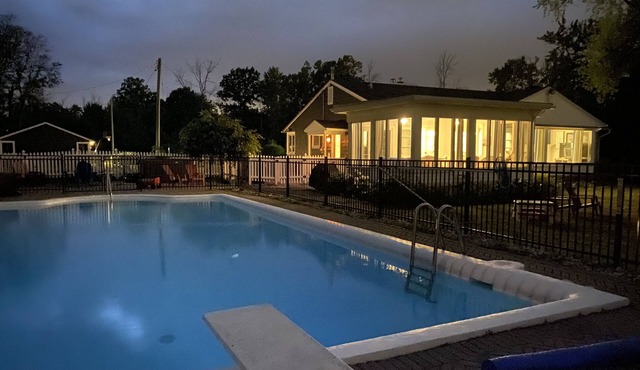 Beautiful All Season Lake Home w pool and hot tub