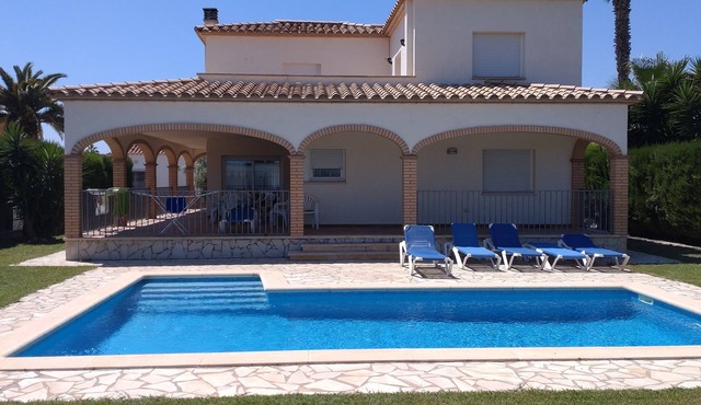 beautiful and comfortable villa with private pool on the costa brava