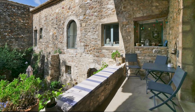 Beautiful and bright character house for 10 people with swimming pool near Uzès