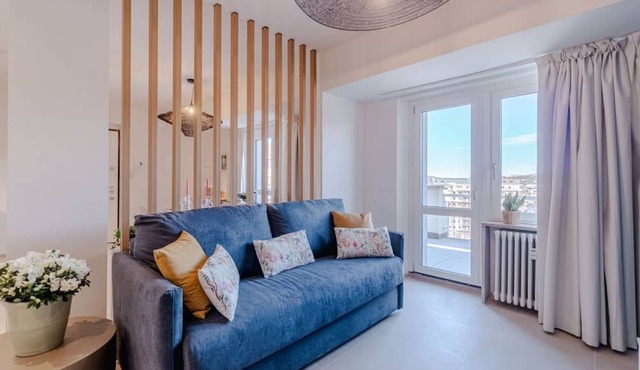 Beautiful and bright apartment with a spacious terrace, tastefully furnished and perfect for three people. Located just meters from the Carducci metro station, the accommodation is also close to the hospital area (CTO, Molinette, Cellini), Valentino Park