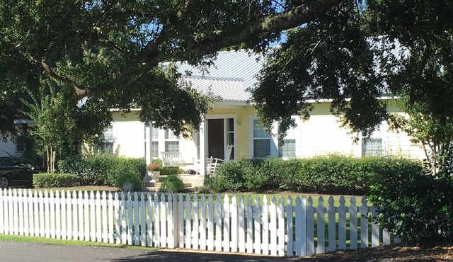 Beautiful and charming coastal cottage! Short walk to Beach and Downtown!