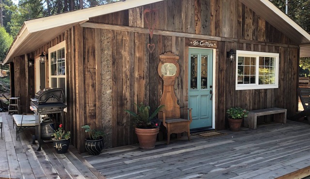 Beautiful and Charming Cottage with Hot Tub