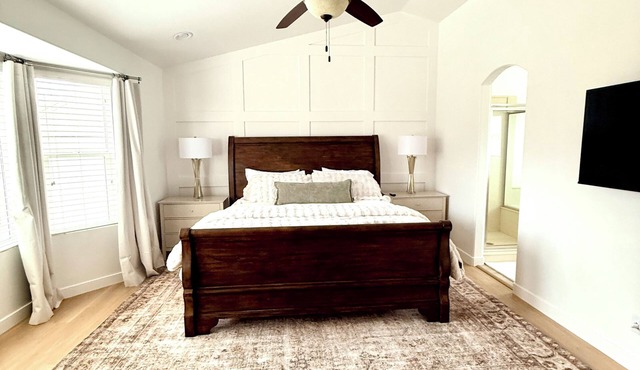 Beautiful and Clean Sandy Home close to Trax Station