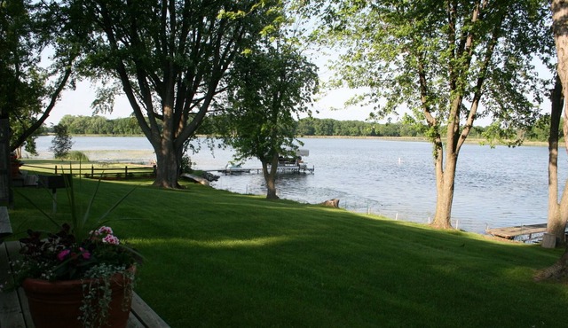 Beautiful and Clean 2 Bedroom Cottage on Clearwater Lake