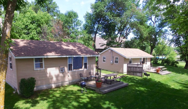 Beautiful and Clean 2 Bedroom Cottage on Clearwater Lake