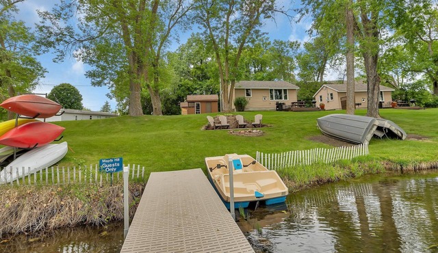 Beautiful and Clean 2 Bedroom Cottage on Clearwater Lake