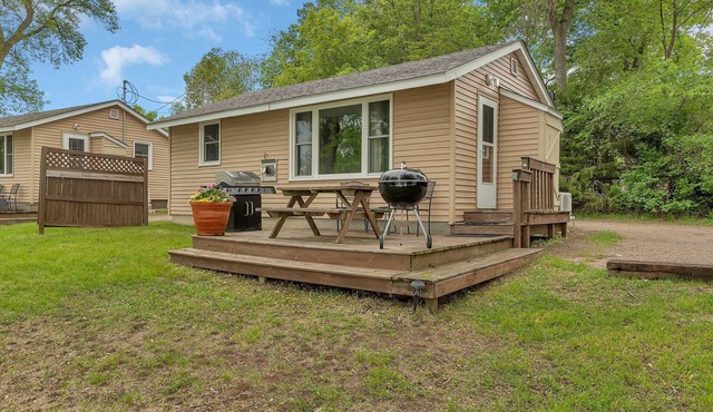 Beautiful and Clean 2 Bedroom Cottage on Clearwater Lake