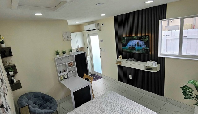 Beautiful and cozy studio with independent entrance in Pembroke Pines