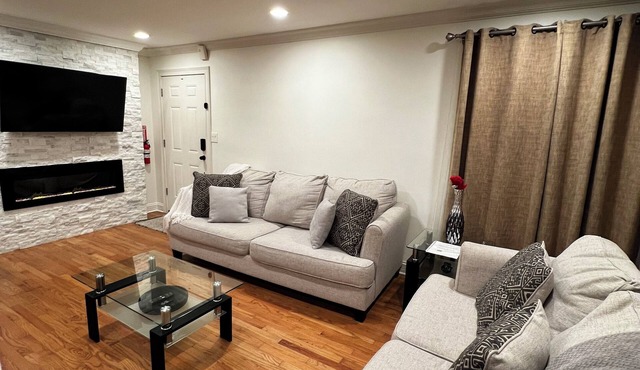 Beautiful and comfortable home close to O'HARE airport