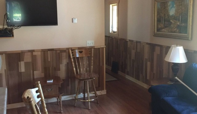 Beautiful and comfortable. One block from Dutch’s Old Bar! Sleeps 12.