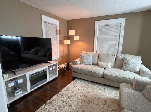 Beautiful and Comfy Home near Strong Memorial Hospital-king sized bed