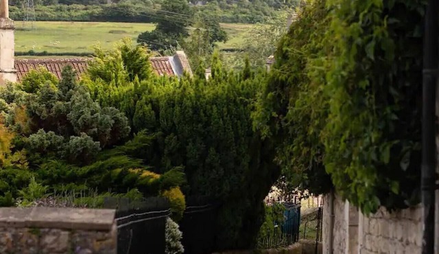 Beautiful and cosy 2-bedroom (sleeps 5) cottage close to heritage city Bath Spa