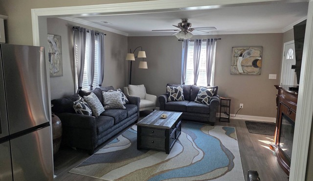 Beautiful and cozy 2 bedroom cottage in quite area of Eden. Fully fenced.