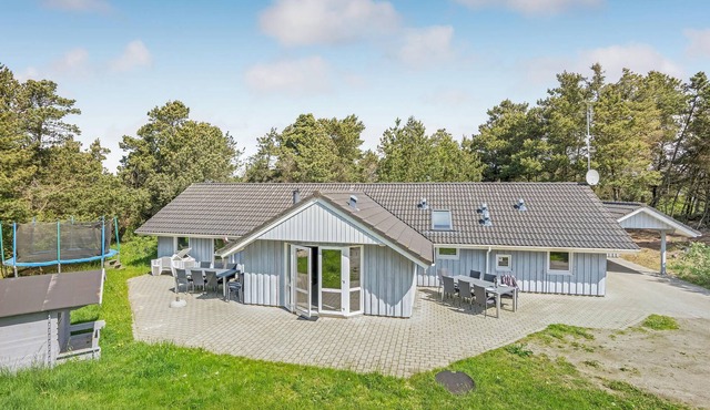 Beautiful and cozy house with extra large pool in a wonderful location, not far from the beach and H