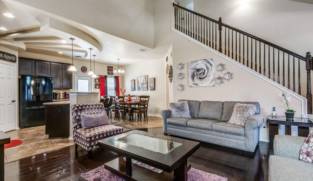 Beautiful and cozy home near Sea World 4 mi, Lackland 8 miles, Six Flags14 mi