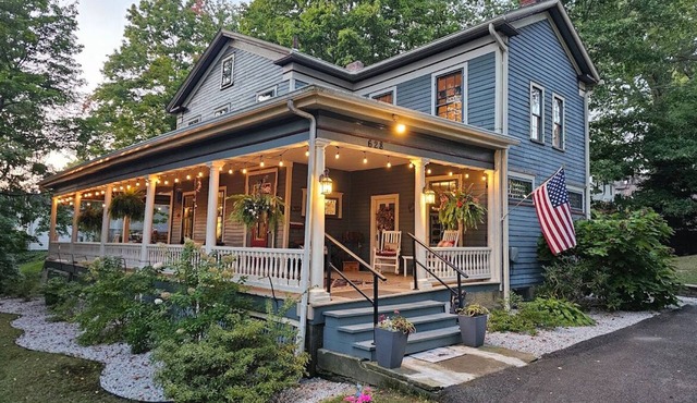 Beautiful and historical 6-bedroom house with AC & WiFi in lovely Meadville